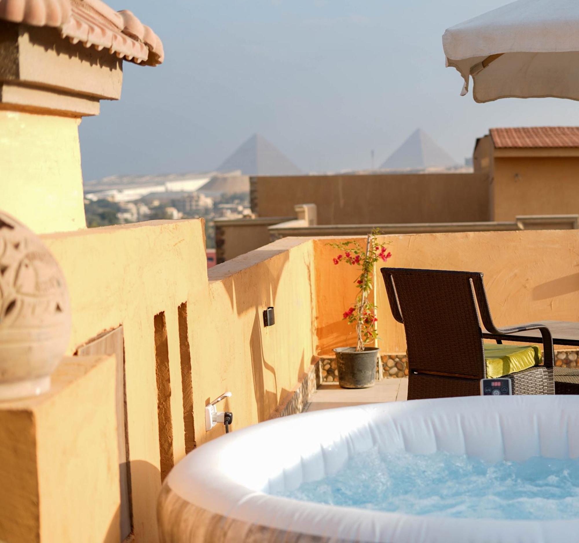 Boho Getaway With Pyramids View & Jacuzzi Appartement Giza Buitenkant foto